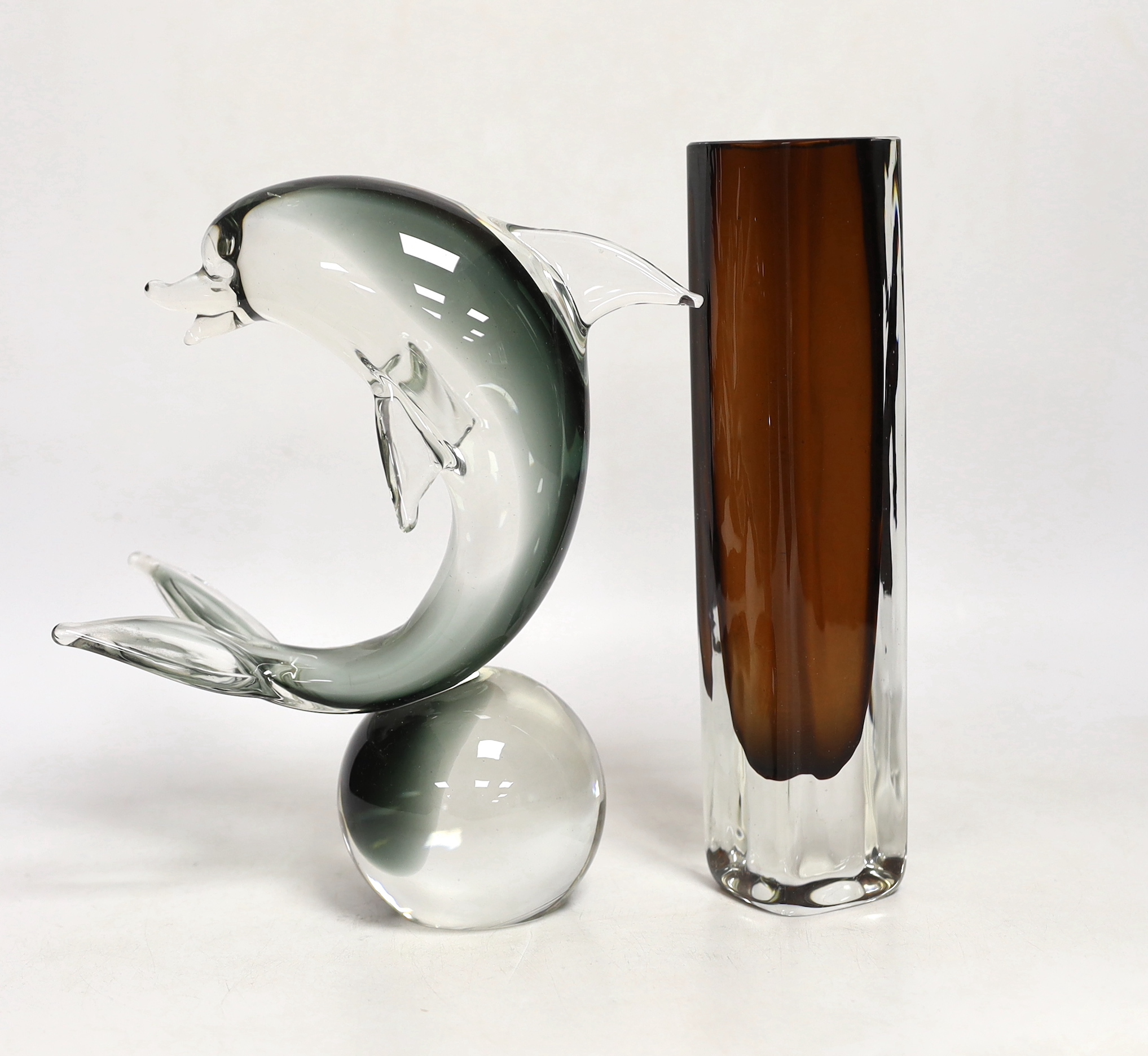 A V Nason, Murano glass dolphin figures and a Sommerso style vase, largest 12.5cm high